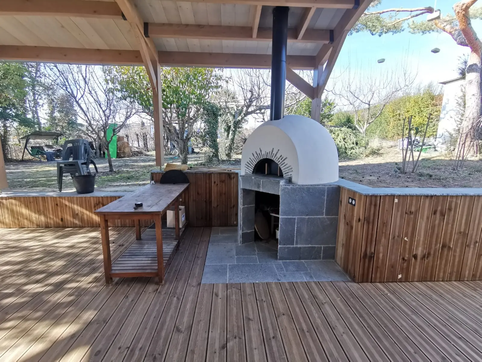 Houtoven in tuin